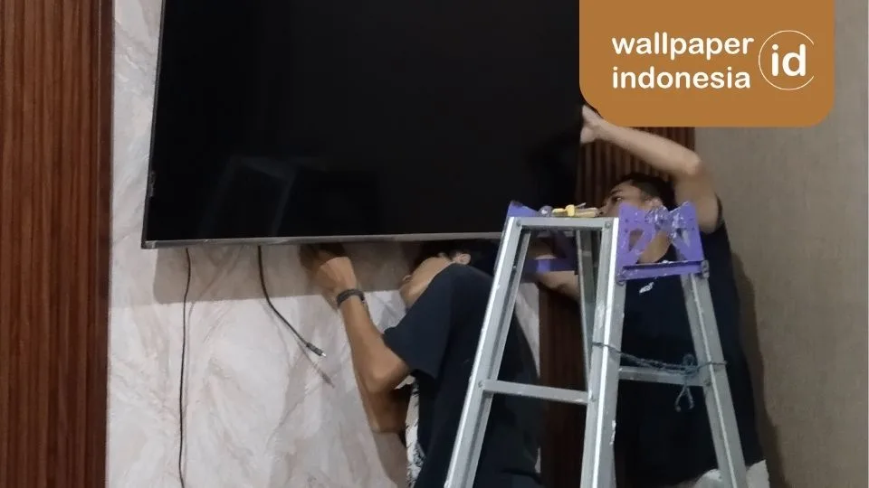 pasang wallpaper woodpanel elegan